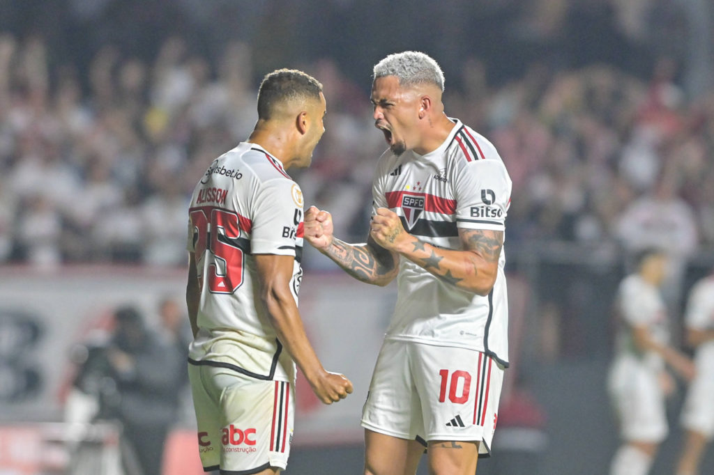 Luciano-Alisson-São-Paulo-Jogo-imago1036525055h Luciano e Alisson, jogadores do São Paulo, comemoram um gol com a camisa do time durante uma partida.