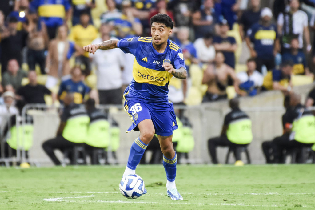 Medina-Boca-Juniors-Jogo-imago1036600056h Cristian Medina, do Boca Juniors, domina a bola e parte para cima da defesa do Fluminense, na final da Libertadores.