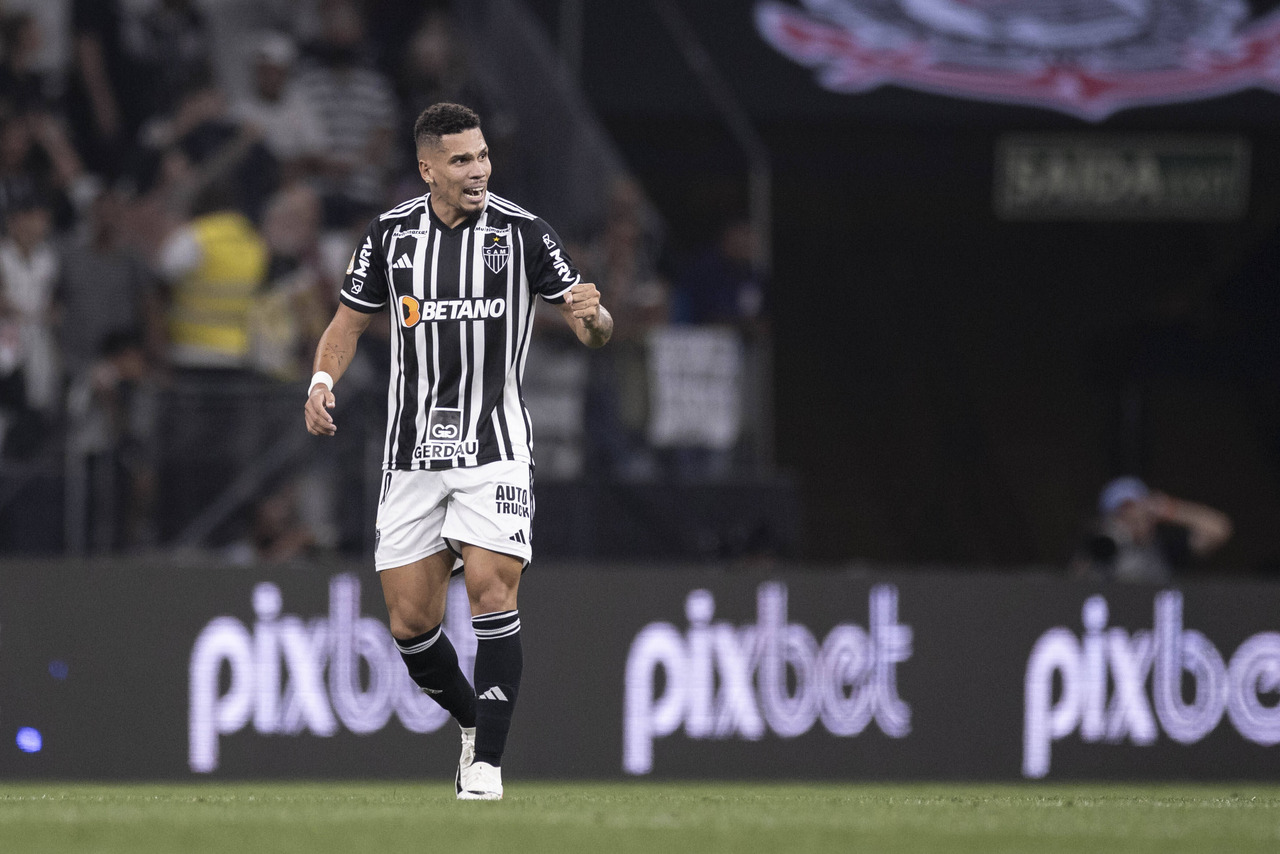 Atlético-MG faz no fim, vence o São Paulo e ainda sonha
