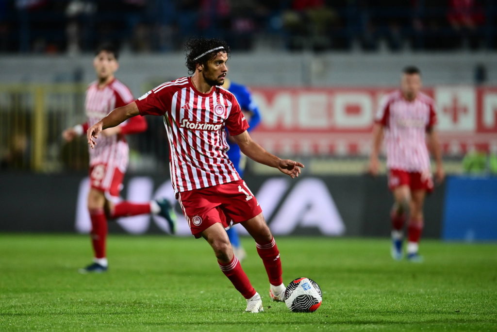 Gustavo-Scarpa-Olympiacos-Jogo-imago1036929243h Gustavo Scarpa, do Olympiacos, toca na bola durante um jogo do time na Grécia.(@Imago/ANE Edition)
