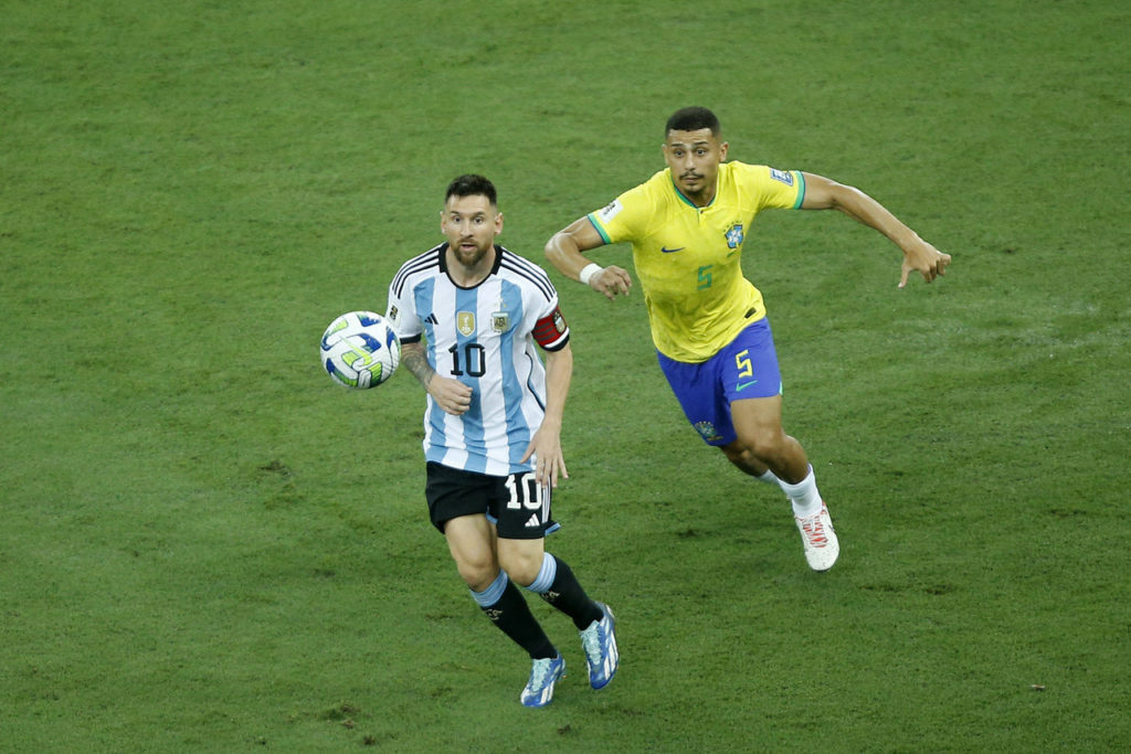 Messi, da Argentina, e André, do Brasil, disputam a bola no confronto entre os dois países