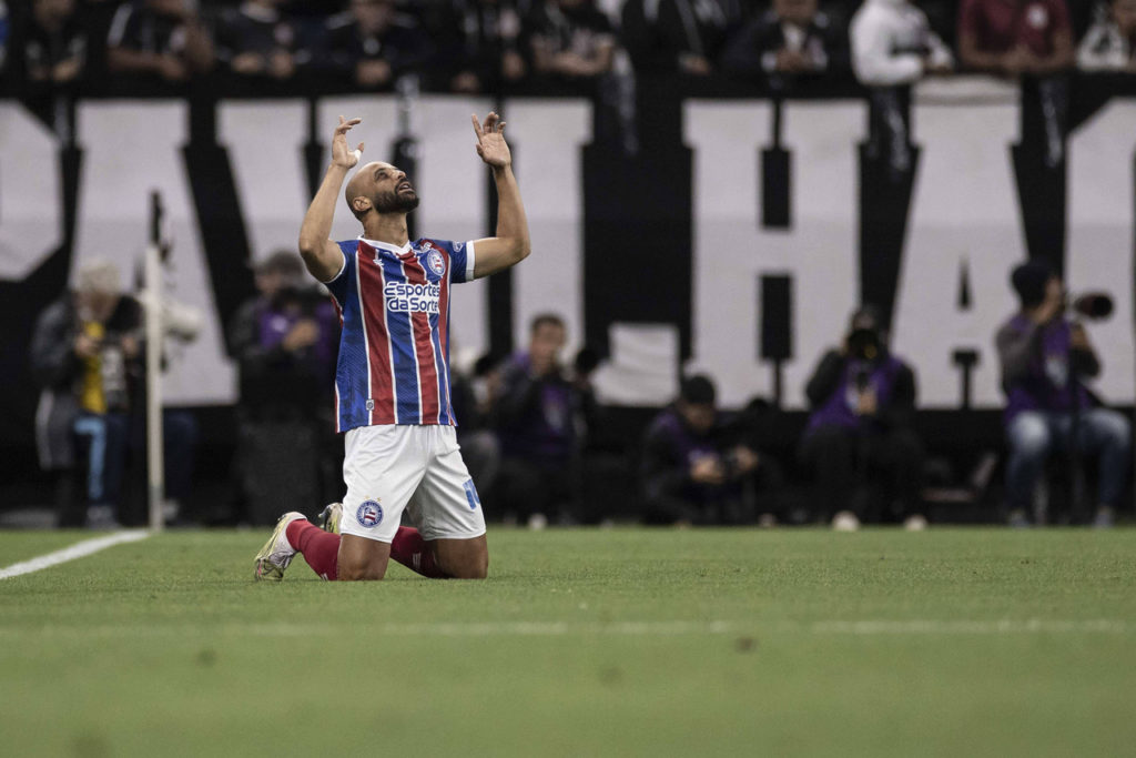 Thaciano-Bahia-Jogo-imago1037263129h Thaciano, meio-campista do Bahia, ajoelhado no chão durante uma partida do time.