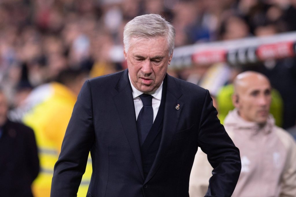 Carlo-Ancelotti-Real-Madrid-Jogo-imago1037582862h Carlo Ancelotti, técnico do Real Madrid, lamenta uma chance perdida de seu time durante uma partida.