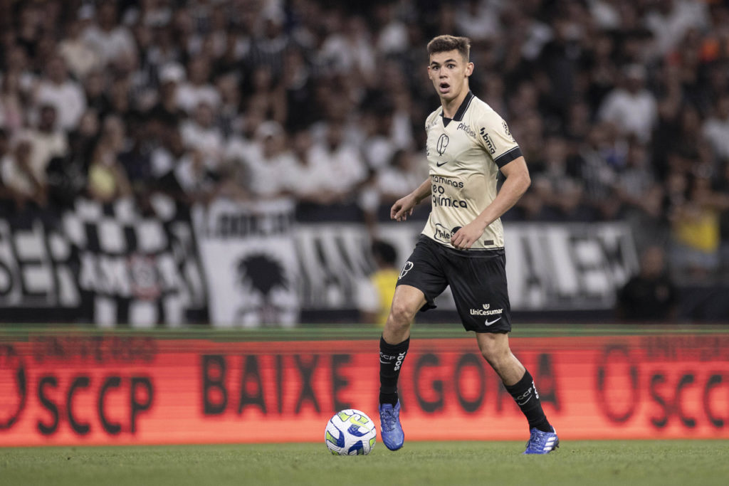 Moscardo-Corinthians-Jogo-imago1037593861h Gabriel Moscardo, do Corinthians, observa o jogo durante uma partida do time no Brasileirão.