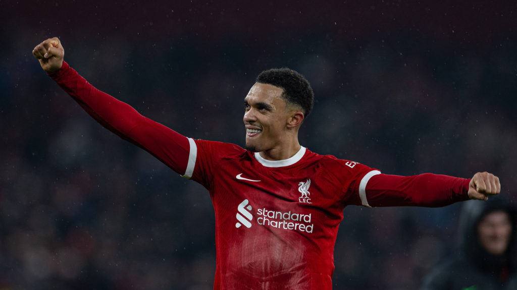 Alexander-Arnold-Liverpool-Jogo-imago1037615880h Alexander-Arnold, lateral-direito do Liverpool, comemorando um dos gols de sua autoria durante uma partida.