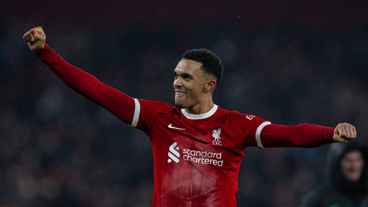 Com gols no fim, Liverpool vence o Fulham e encosta no líder