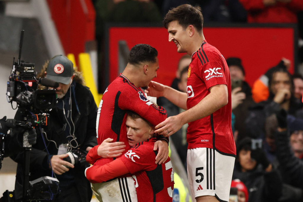 Manchester-United-jogo-imago1037735074h Jogadores do Manchester United se abraçam ao comemorar um gol do time.