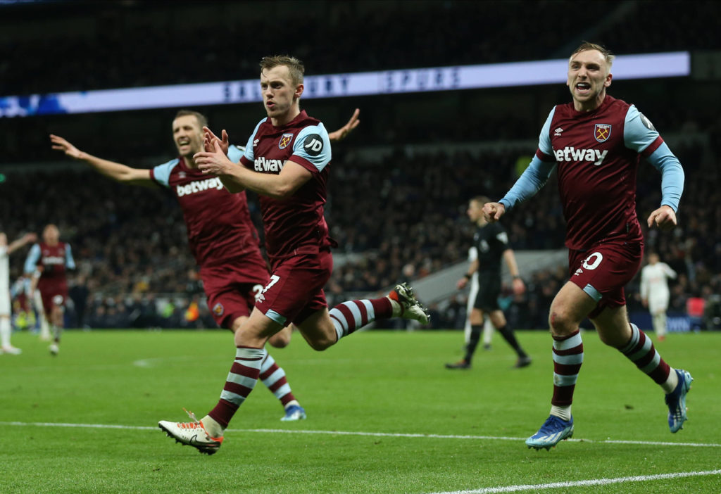 Ward-Prowse-West-Ham-Jogo-imago1037762238h Ward-Prowse, atacante do West Ham, comemora um gol vestindo a camisa do clube.