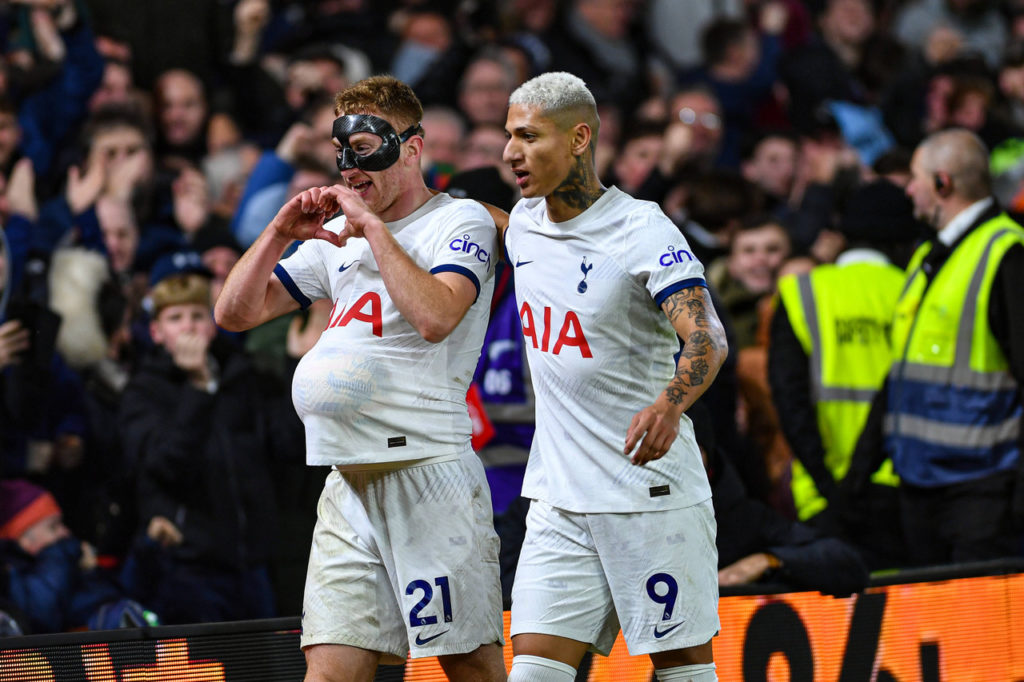 Richarlison-Kulusevski-Tottenham-jogo-imago1038032229h Richarlison e Kulusevski, jogadores do Tottenham, comemoram um dos gols do time na Premier League.