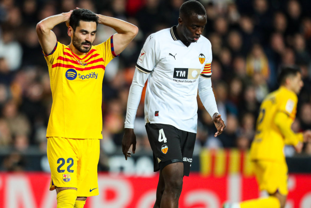Gündogan, do Barcelona. lamenta uma chance perdida durante uma partida do time.