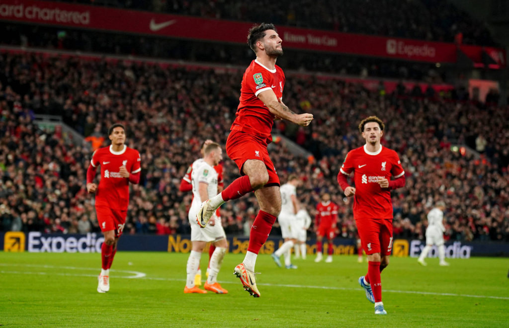Szloboszlai-Liverpool-Jogo-imago1038223953h Szloboszlai, meio-campista do Liverpool, comemora o seu gol na goleada sobre o West Ham pela Copa da Liga Inglesa.