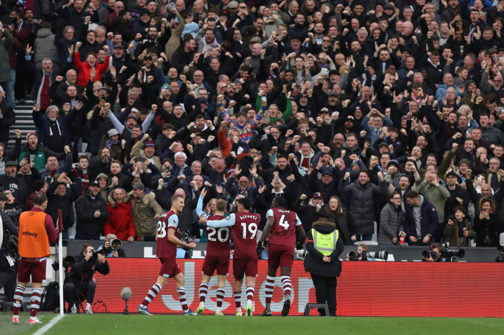 West-Ham-Jogo-imago1038297149h Jogadores do West Ham comemorando um gol do time na Premier League.