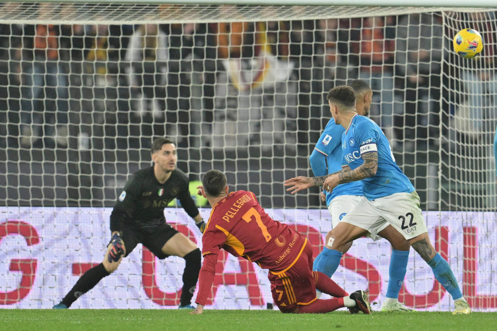 Pellegrini-Roma-Jogo-imago1038312481h Pellegrini, da Roma, observa a bola entrando no gol do adversário em um jogo do Campeonato Italiano.