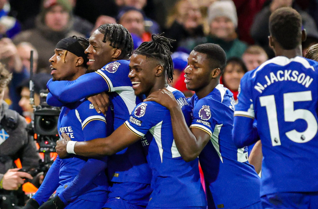 Madueke-Chelsea-Jogo-imago1038383149h Madueke, do Chelsea, comemora com os companheiros um dos gols do time na Premier League.