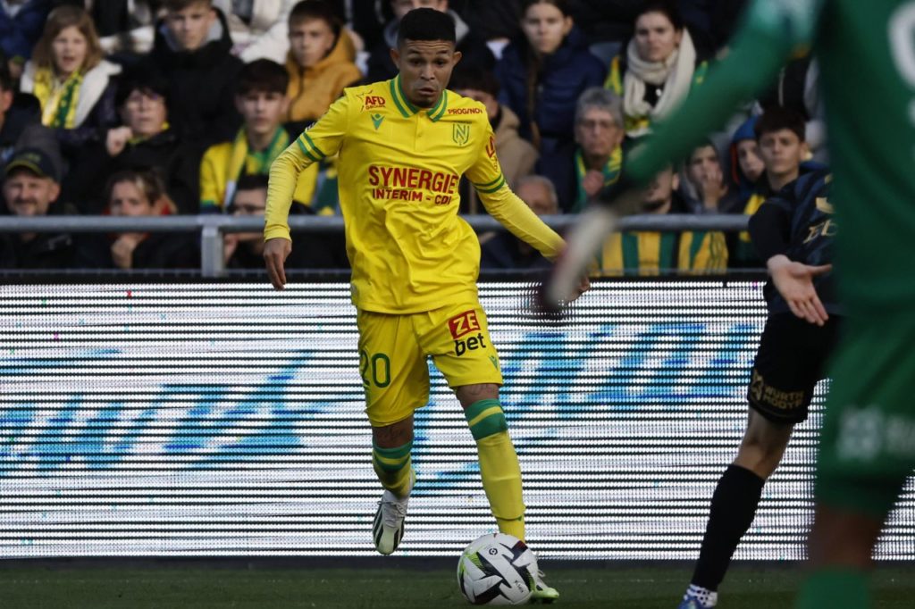 Adson-Nantes-jogo-imago1036637360h Atacante Adson jogando pelo Nantes, da França