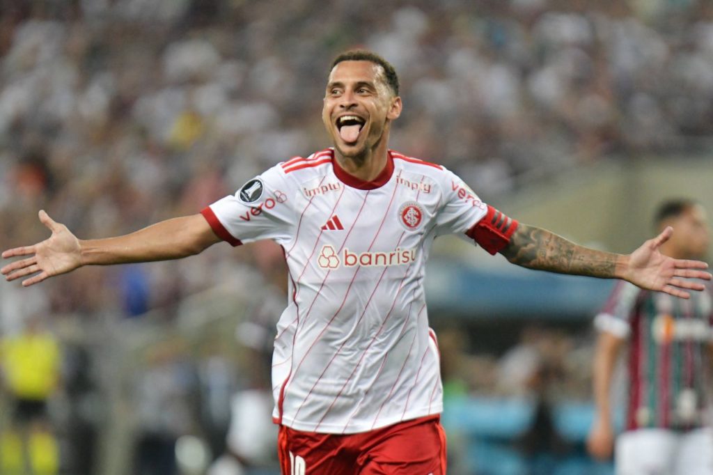 Alan-Patrick-Inter-gol-imago1034877790h Meia Alan Patrick comemora gol pelo Inter
