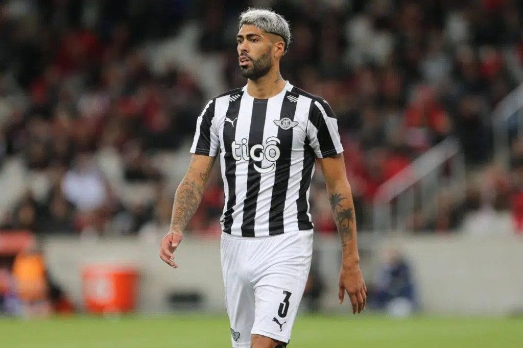 Alexander-Barboza-zagueiro-imago1012098332h Zagueiro Alexander Barboza, reforço do Botafogo, em jogo do Libertad, do Paraguai