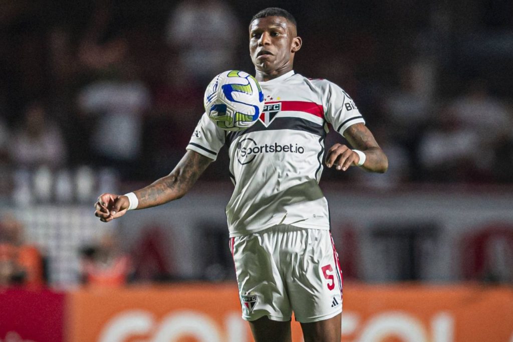 Arboleda-São-Paulo-imago-1030851037h Zagueiro Arboleda em jogo do São Paulo