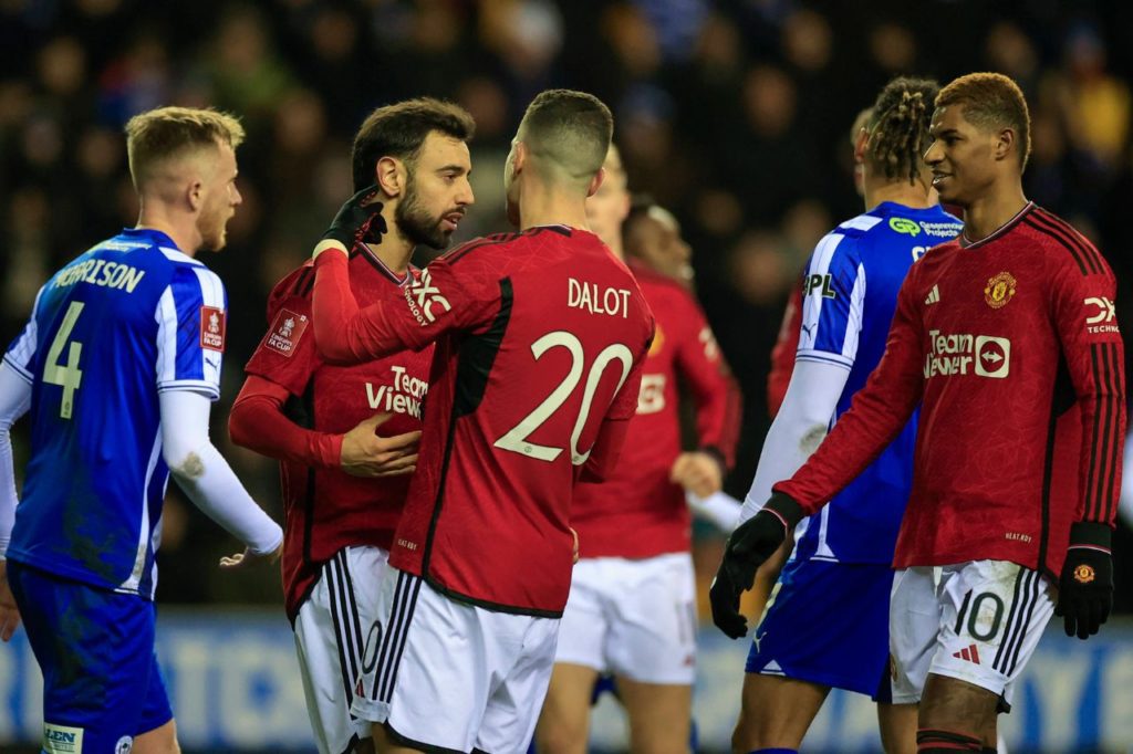 Bruno-Fernandes-Dalot-Manchester-United-imago1038721929h Bruno Fernandes comemora com Dalot na vitória do Manchester United sobre o Wigan