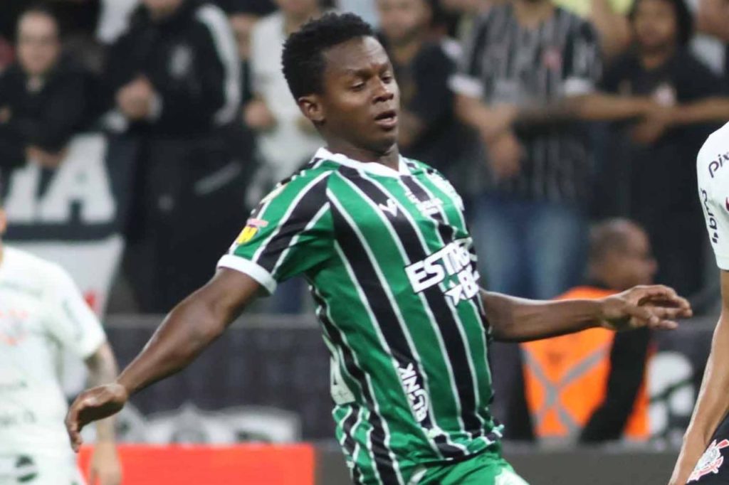 Cazares-América-MG-jogo-imago1036100460h Meia-atacante Cazares, reforço do Santos, em jogo do América Mineiro no último Brasileirão