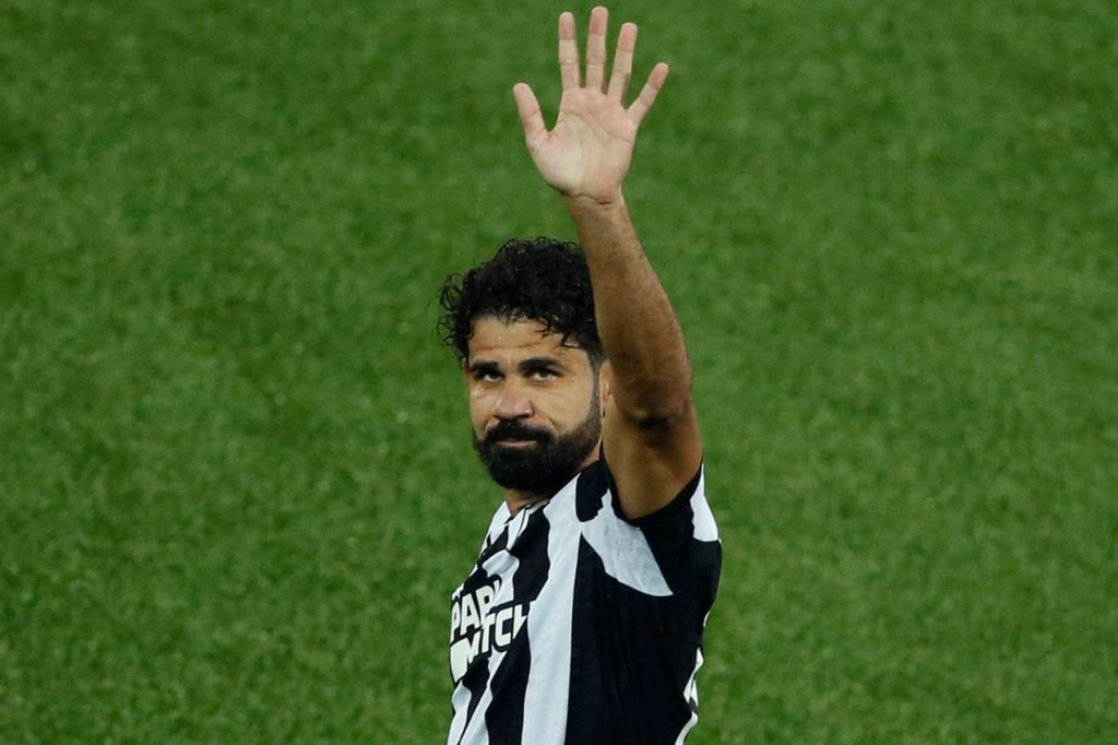 Diego-Costa-Botafogo-jogo-imago1033825940h Atacante Diego Costa em jogo do Botafogo acenando para a torcida