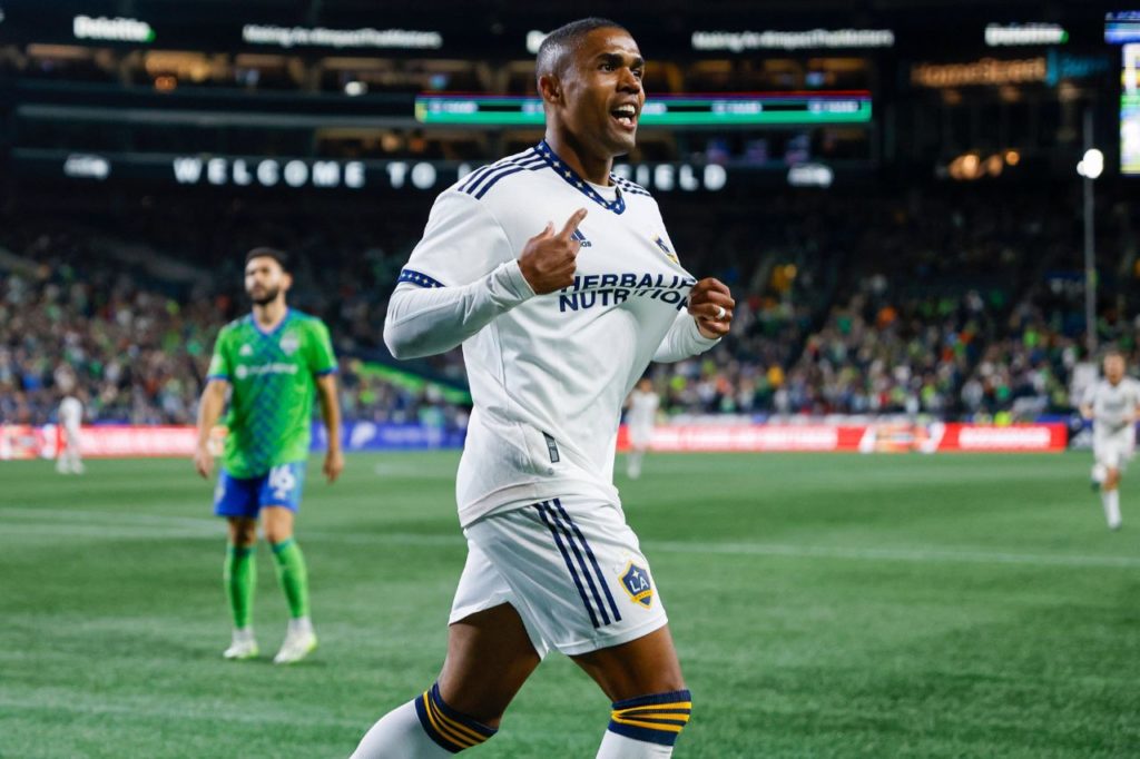 Douglas-Costa-Los-Angeles-Galaxy-jogo-imago1035172830h Meia-atacante Douglas Costa em jogo do LA Galaxy, dos Estados Unidos