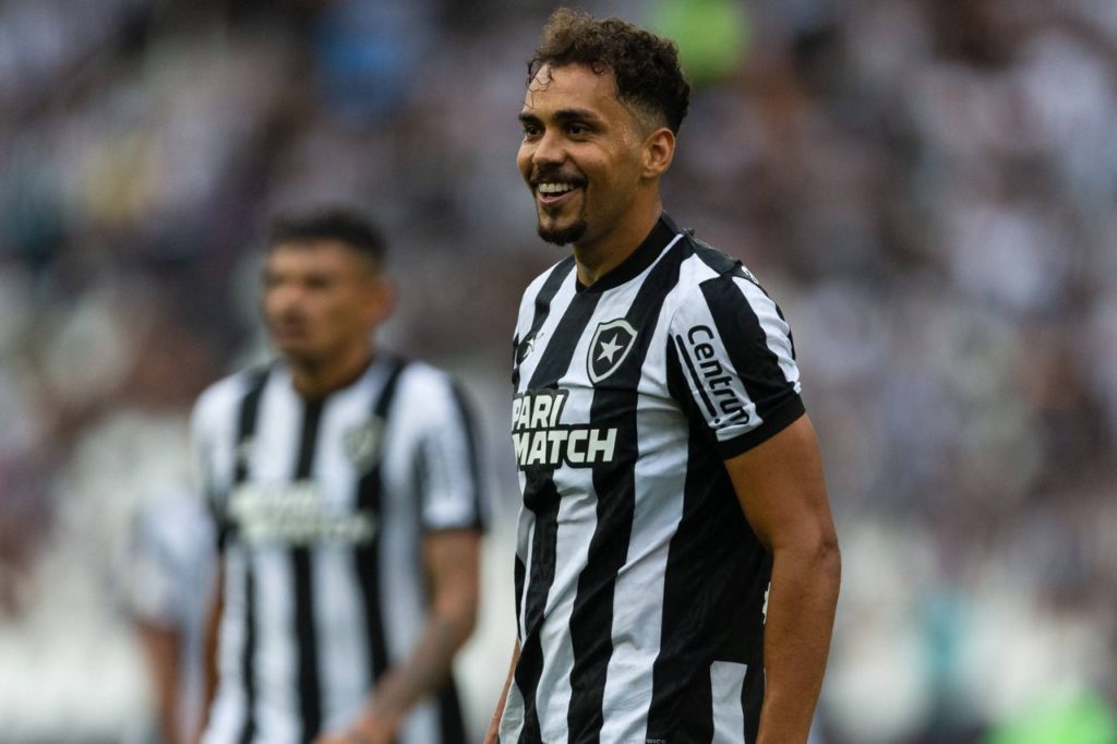 Meia Eduardo em jogo do Botafogo