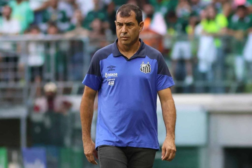 Técnico Fábio Carille no comando do Santos no Paulistão