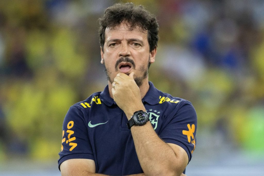 Técnico Fernando Diniz em jogo da seleção brasileira