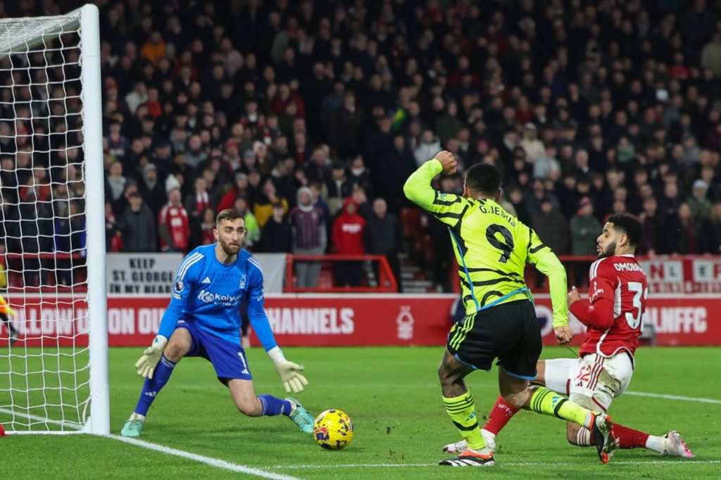 Atacante Gabriel Jesus marcando gol do Arsenal no jogo contra o Nottingham Forest