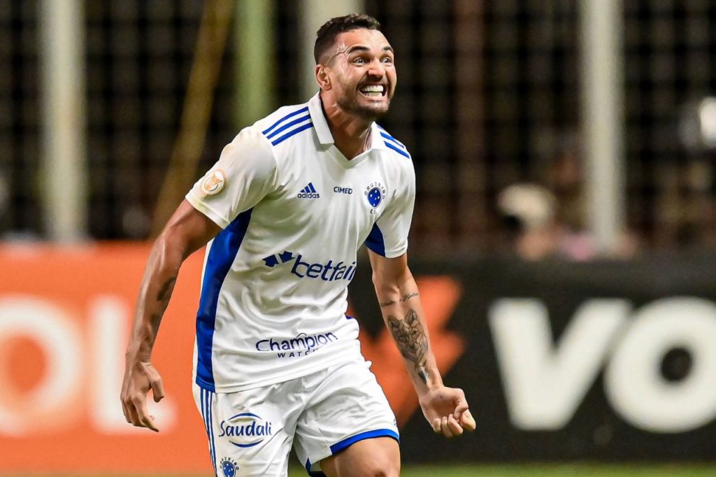Gilberto-Cruzeiro-jogo-imago1030033705h Atacante Gilberto, novo reforço do Juventude, comemorando gol pelo Cruzeiro em 2023