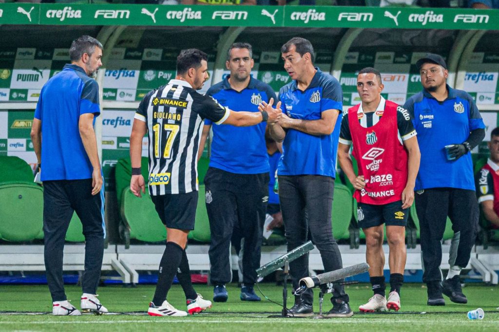 Giuliano-Santos-lesão-jogo-imago1039706178h Meia Giuliano sai lesionado do jogo entre Santos e Palmeiras pelo Paulistão