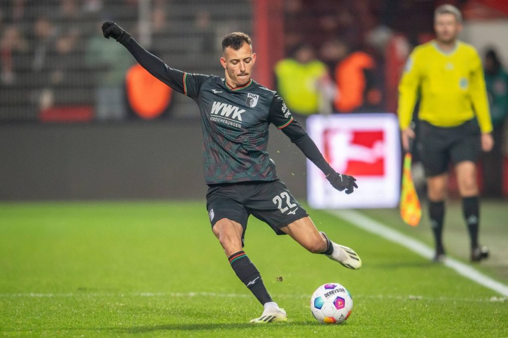 Iago-Borduchi-Augsburg-jogo-imago1037521615h Lateral Iago Borduchi em ação pelo Augsburg, da Alemanha