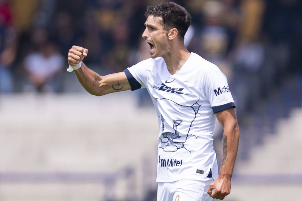 Juan-Dinenno-Pumas-gol-imago1034529002h Atacante Dinenno em ação pelo Pumas, do México
