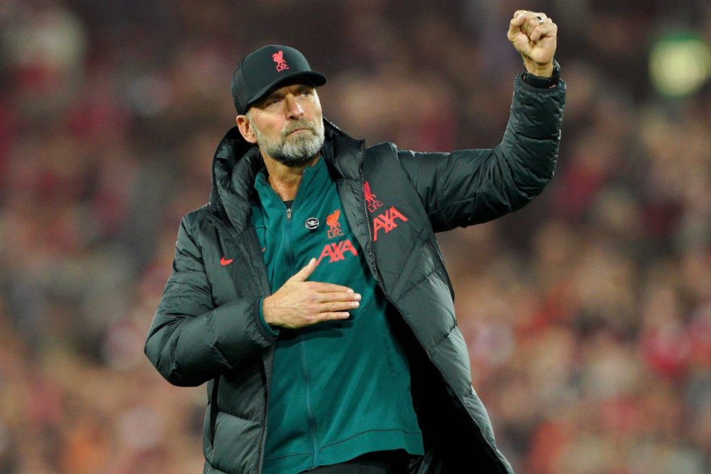Jurgen-Klopp-técnico-Liverpool-imago1039551721h O técnico Jürgen Klopp acenando para a torcida do Liverpool dentro de campo