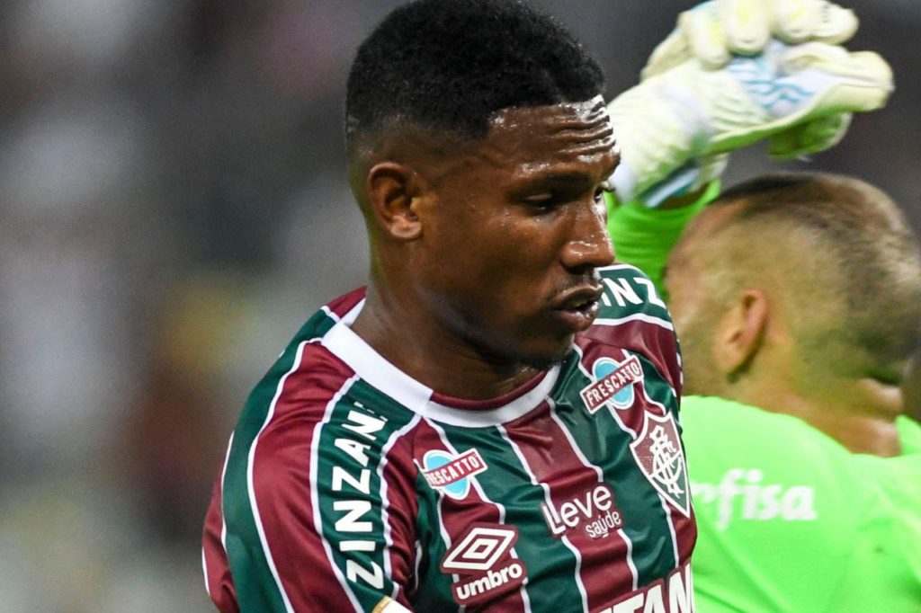 Lelê-Fluminense-atacante-jogo-imago1032907024h Atacante Lelê do Fluminense em ação