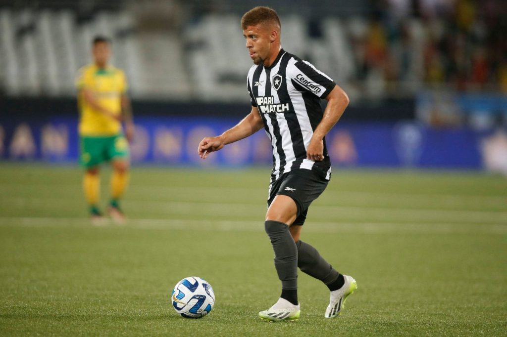 Lucas-Fernandes-Botafogo-jogo-imago1033664135h Meia Lucas Fernandes, reforço do Cuiabá, jogando pelo Botafogo na temporada de 2023