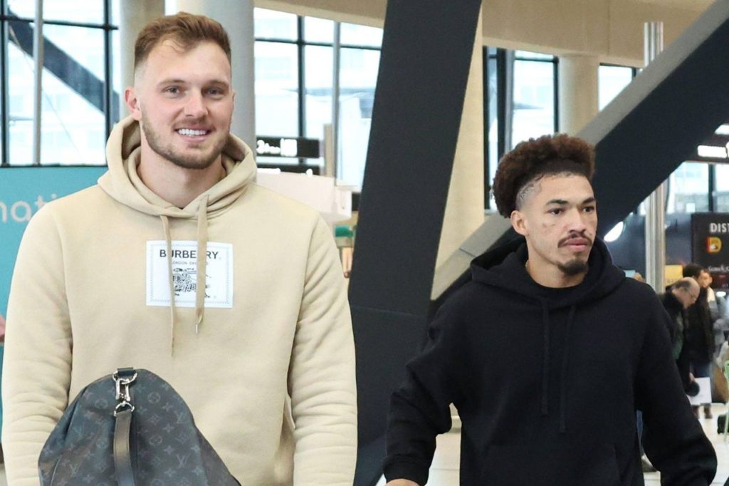 Lucas-Perri-Adryelson-Lyon-chegada-imago1038521379h Goleiro Lucas Perri e zagueiro Adryelson no aeroporto em Lyon