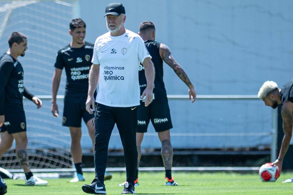 Mano-Menezes-Corinthians-treino-imago1038760286h Treinador Mano Menezes em atividade do Corinthians em 2024
