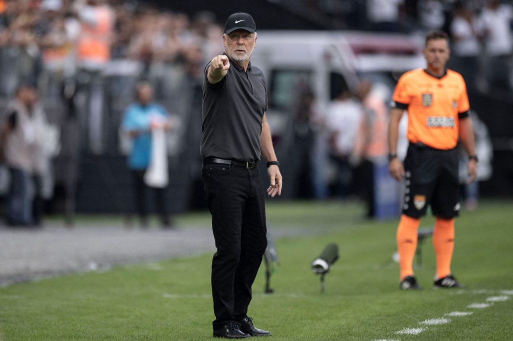 Mano-Menezes-técnico-Corinthians-imago1039294498h Técnico Mano Menezes na beira do campo em jogo do Corinthians