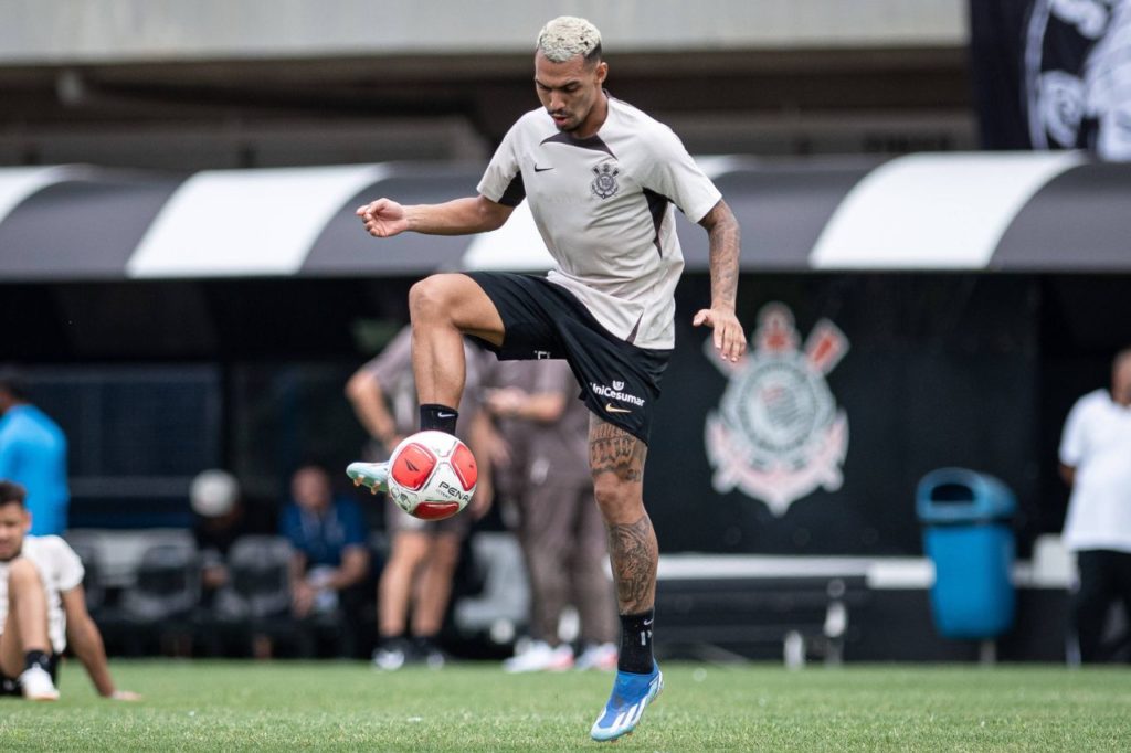 Lateral-direito Matheuzinho durante treino do Corinthians