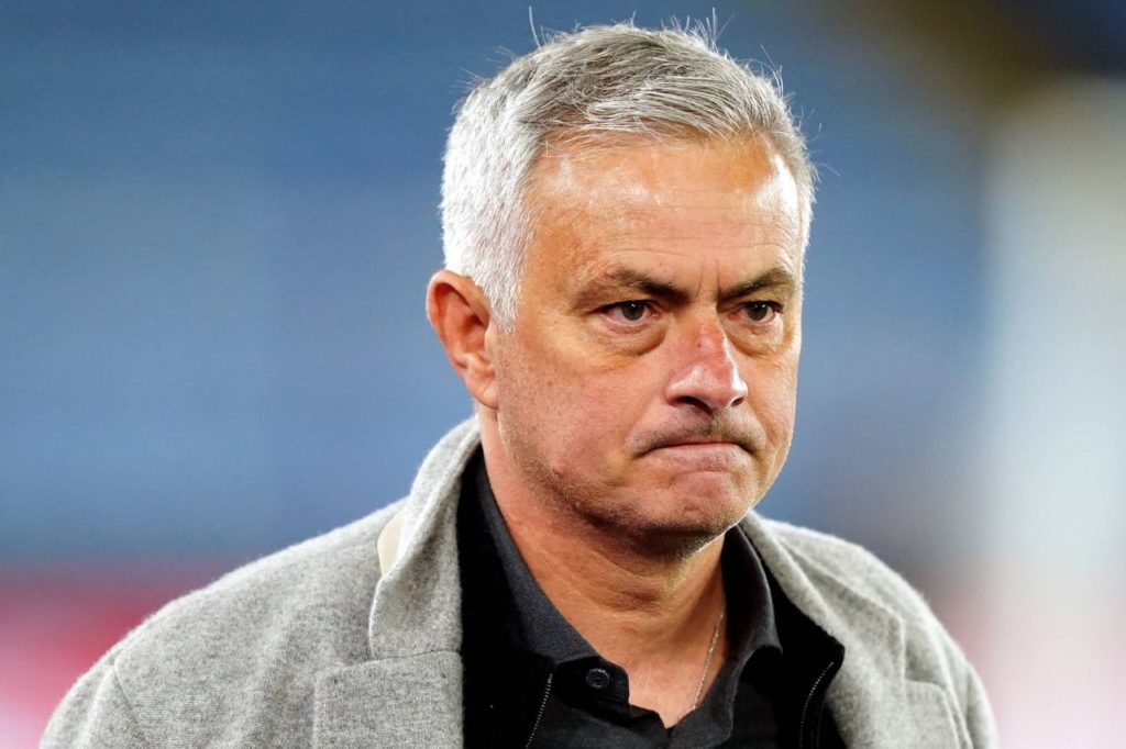Mourinho-técnico-Roma-demissão-imago1039023981h Técnico Mourinho à beira do campo quando treinava a Roma
