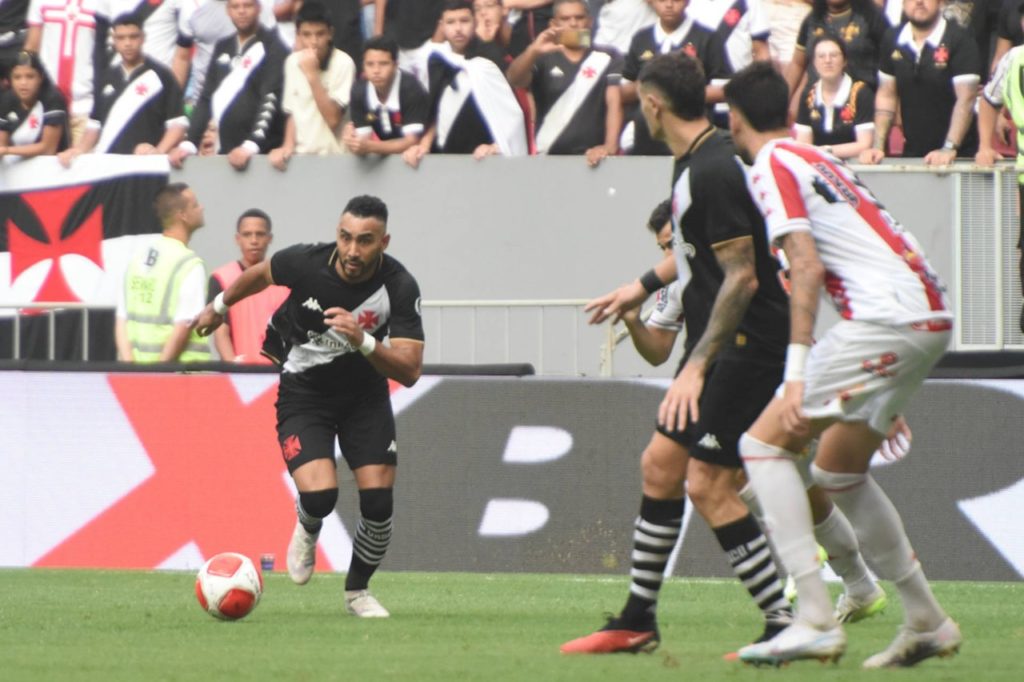 Payet-Vasco-jogo-imago1039702476h O meia Payet em ação pelo Vasco no Cariocão
