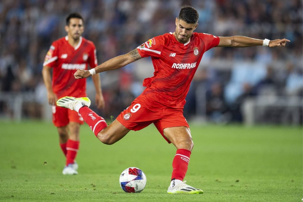 Atacante Pedro Raul em ação pelo Toluca, do México