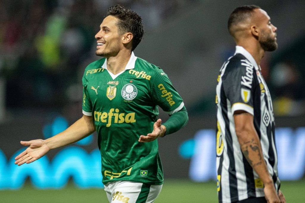 Raphael-Veiga-Palmeiras-jogo-imago1039704695h Meia Raphael Veiga comemora gol do Palmeiras em cima do Santos