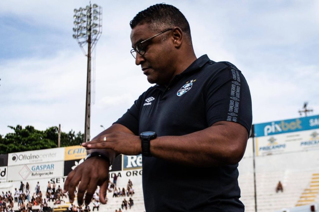 Roger-Machado-técnico-imago-1011191550h Técnico Roger Machado no campo quando comandava o Grêmio