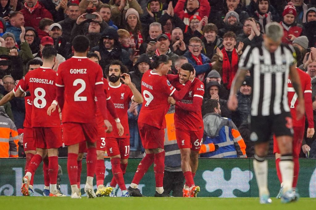 Salah-Liverpool-gol-imago1038594434h Salah comemora gol do Liverpool com os companheiros na vitória em cima do Newcastle