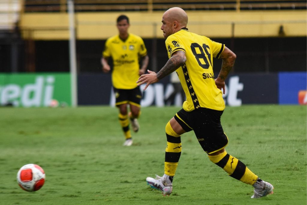 Silvinho em jogo do São Bernardo pelo Campeonato Paulista
