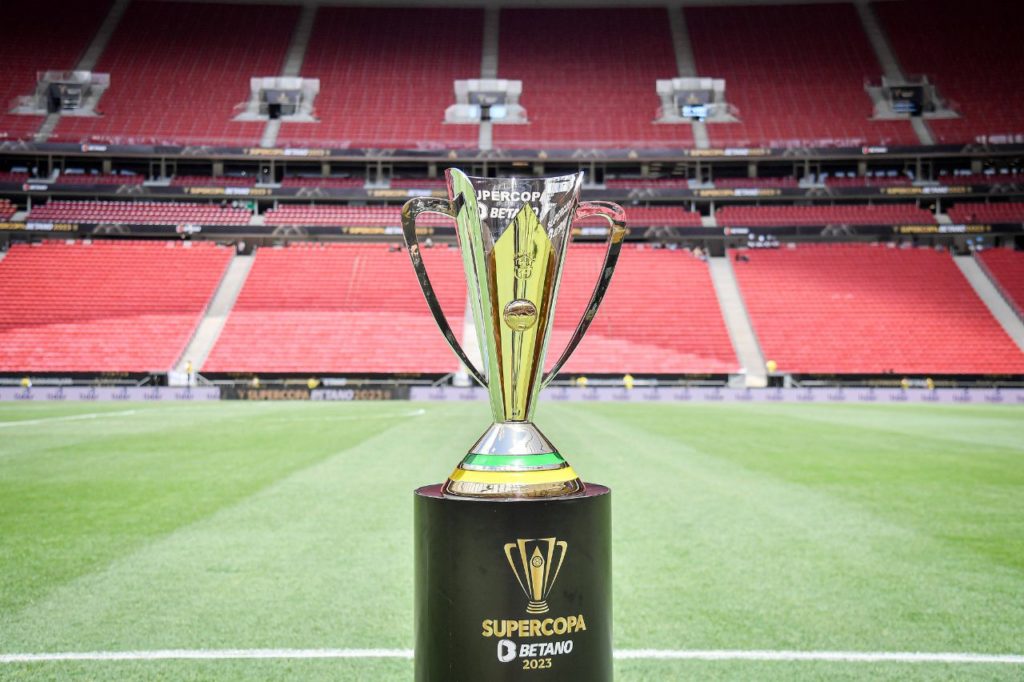 Supercopa-do-Brasil-imago1023214424 Taça da Supercopa do Brasil no gramado