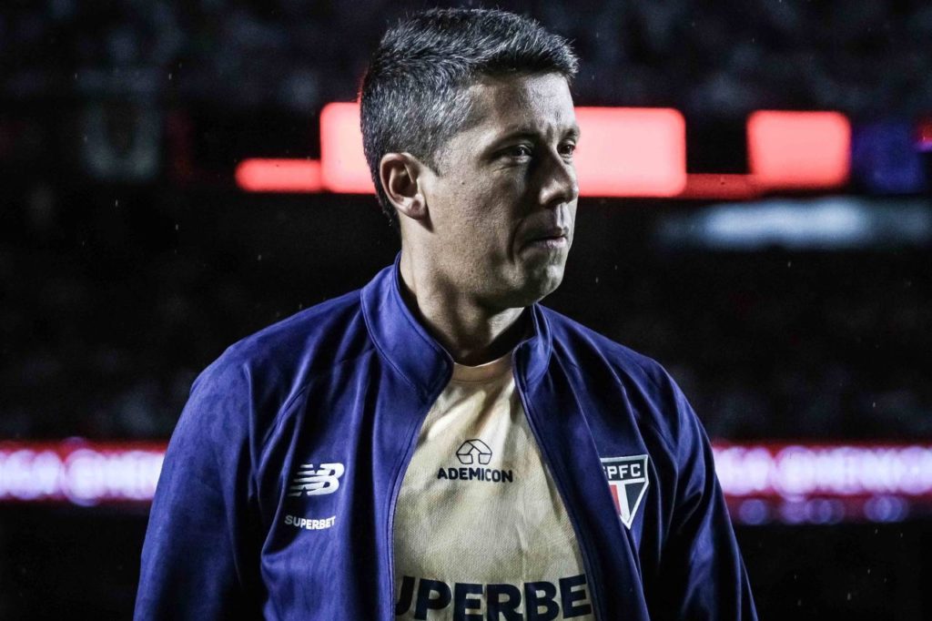 Thiago-Carpini-São-Paulo-técnico-imago1039278800h Thiago Carpini comandando o São Paulo